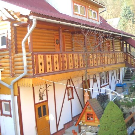 Smerekova Hata Hotel Yasinya Exterior photo