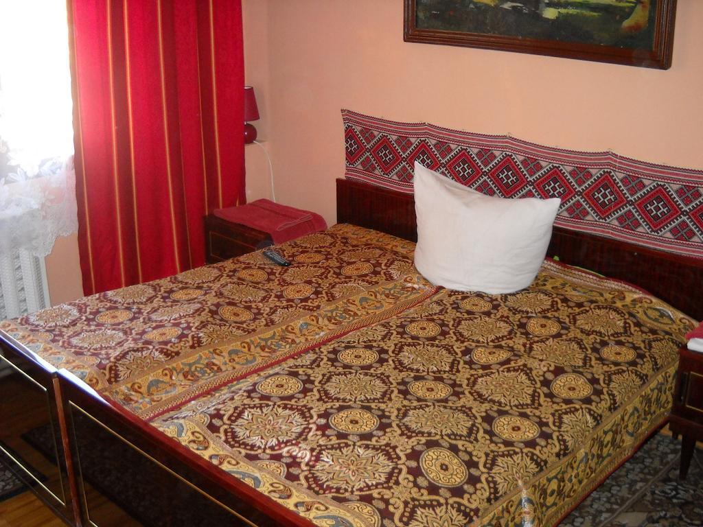 Smerekova Hata Hotel Yasinya Exterior photo