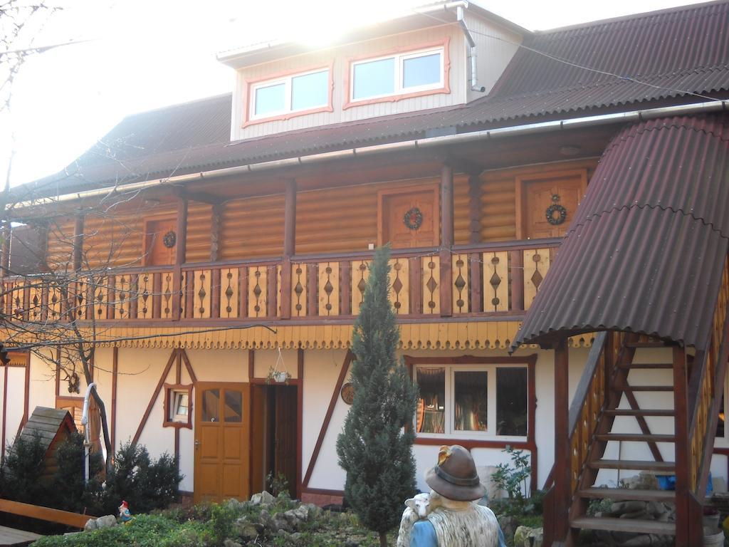 Smerekova Hata Hotel Yasinya Exterior photo