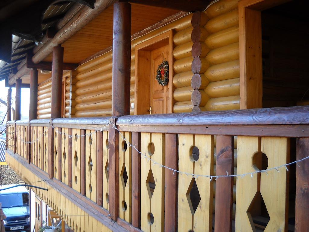 Smerekova Hata Hotel Yasinya Exterior photo