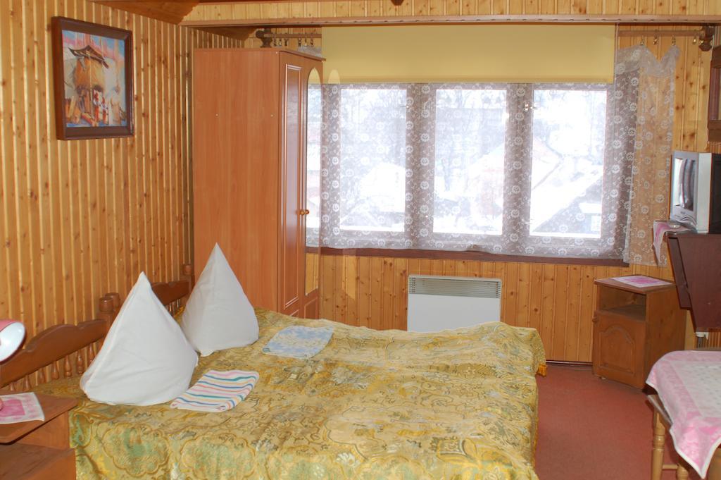 Smerekova Hata Hotel Yasinya Exterior photo
