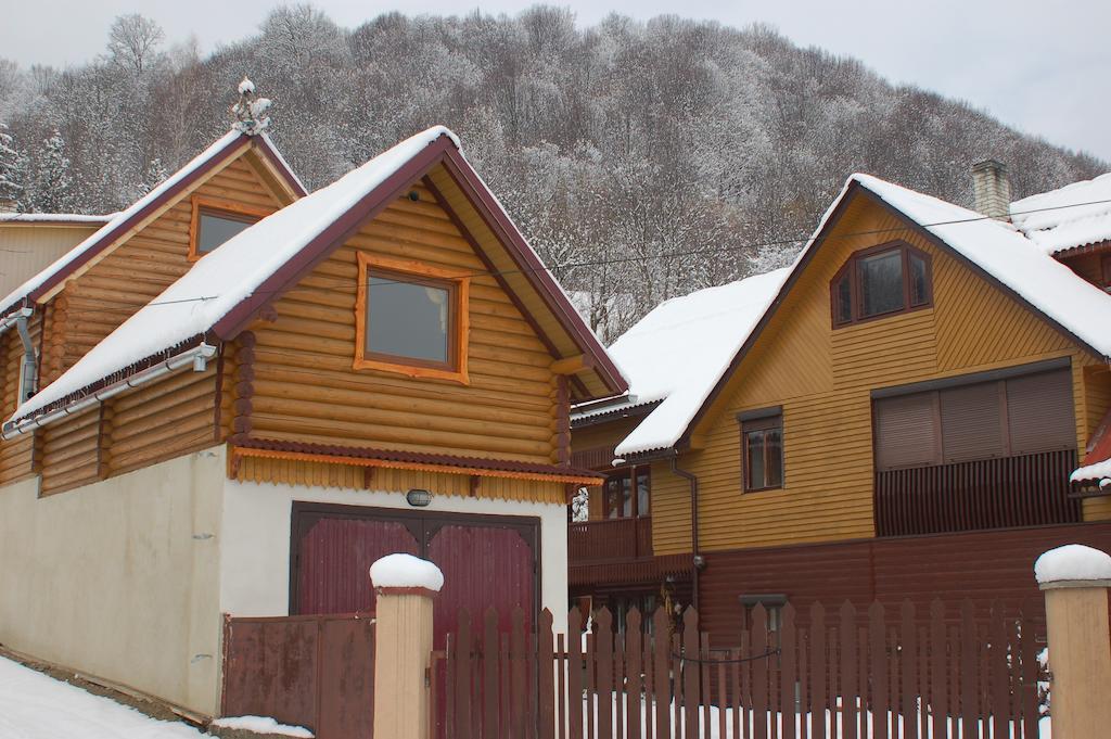 Smerekova Hata Hotel Yasinya Exterior photo